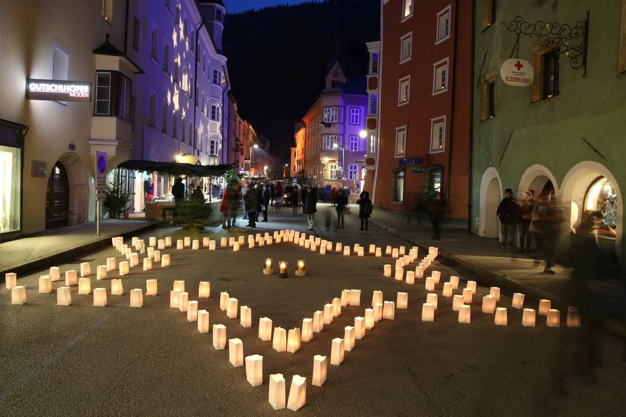 Herzprojekt zur lichtvollen Gestaltung des Platzes der 1000 Lichter am Rattenberger Adventmarkt